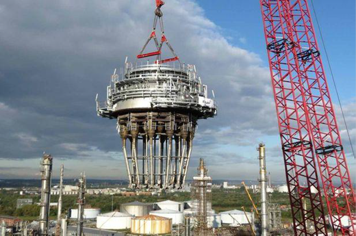Operaci&oacute;n de izamiento de cabezal de un regenerador usado en una refiner&iacute;a de petr&oacute;leo. 