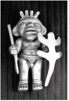 Figurina orfebre del sitio Malagana representando un guerrero o cazador. La pieza es de aproximadamente 7 cm de alto