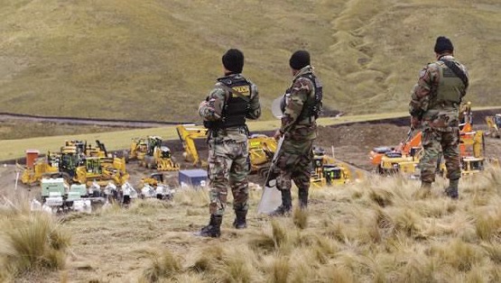 Policía vigila la maquinaria de Yanacocha, la mayor mina de oro de América del Sur