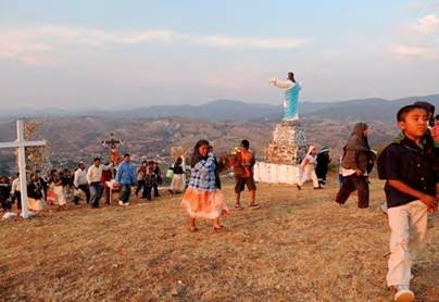 El viacrucis al Calvario Viejo de Cerro Cristo Rey, San Juan Mixtepec