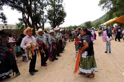 Los mayordomos bailando chilenas durante la despescuezada de gallos