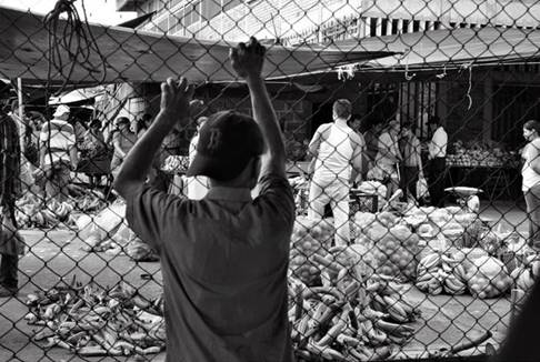 Desde la barrera. Las plazas de mercado se constituyen en espacios en donde se produce el encuentro entre lo rural y lo urbano. Son, además, los lugares donde confluyen los saberes y los imaginarios, bases de la identidad de las comunidades.