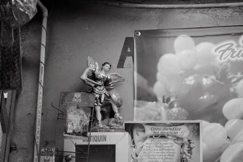 Dios bendice mi negocio. La devoción es febril en los mercados. En las plazas en posible encontrar oraciones e imágenes religiosas como la de la Virgen del Carmen, María Auxiliadora, el Sagrado Corazón o un San Miguel Arcángel al que se debe respeto y veneración en busca de apoyo y protección.