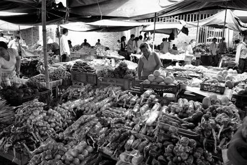 Cariño. La diversidad que se puede encontrar en la plaza de mercado supera la simple oferta de productos. Existe una diversidad humana en este espacio, sea para negociar o simplemente para charlar. En el mercado, el regateo hace parte de la cultura del lugar, así como el trato, la confianza y las palabras de cariño que buscan “amarrar” al cliente.