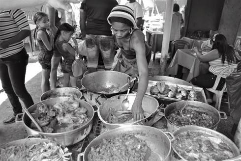 El menú. En el mercado se puede encontrar y disfrutar de diversos platos preparados, la mayoría de las veces hechos con recursos obtenidos en la misma plaza. Los olores y sabores de variadas preparaciones se mezclan con los de frutas y verduras, despertando el apetito del comprador que sabe que puede adquirir una porción o una ración de comida por un cómodo precio.