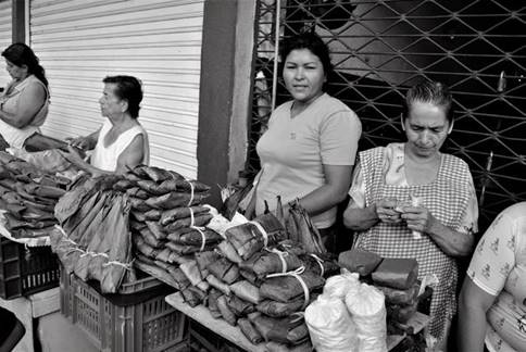 Un universo envuelto en hojas. En los mercados se puede encontrar una variedad de alimentos tradicionales ya preparados, especialmente amasijos, de los cuales una gran cantidad se envuelven en hojas de plantas, ya sea para conservarlos, transportarlos o cocinarlos. Estos productos se exhiben en diversidad de formas y tamaños, sean dulces o salados.