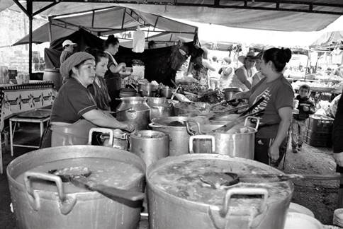 6: 00 a. m. La comida en los mercados convoca, y familias enteras se dedican al oficio de preparar y servir desde tempranas horas de la mañana distintos platos a quienes acuden a comprar sus alimentos a estos lugares. Los sabores se recrean cotidianamente hasta que la sazón se convierte en una impronta de las plazas de mercado.