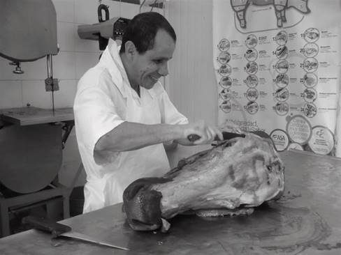 Pelando cabeza. El papel del “otro” es aprovechar al máximo los recursos, la recursividad, es un elemento constitutivo de las cocinas regionales, y la plaza de mercado es el lugar en el cual cada producto es transformado de manera que se le pueda sacar todo el provecho posible. Asimismo, corresponde al “otro” organizar los alimentos para que se vean mejor y su uso sea más fácil y efectivo.