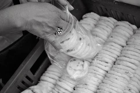 Docenas de a trece. En los mercados, los productos se disponen para los clientes. Para favorecer la compra, se llega a empacar y a ofrecer docenas de a trece unidades.