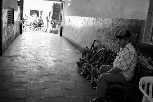 La espera. Los “otros” dependen de que la gente acuda a los mercados y demanden sus productos. A veces la espera es larga y no queda más opción, cada vez con más frecuencia, que sentarse a esperar.