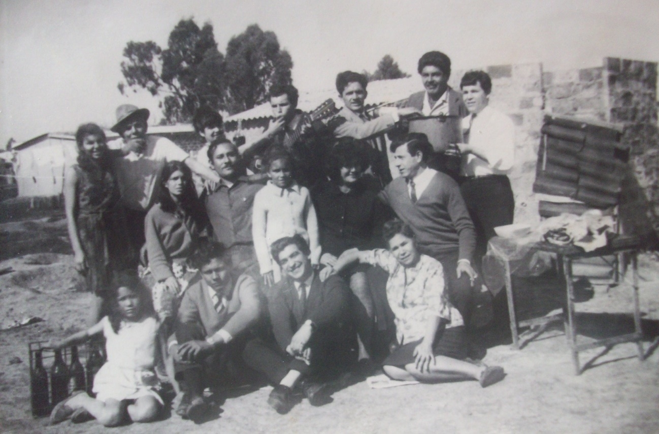 Parientes Guaran�es en visita a uno de los ancianos de la comunidad Qom-Mocoit &ldquo;Nogoyin Ni Nala&rdquo; de la localidad de Rafael Calzada, Almirante Brown durante los primeros a�os de la d�cada de 1970