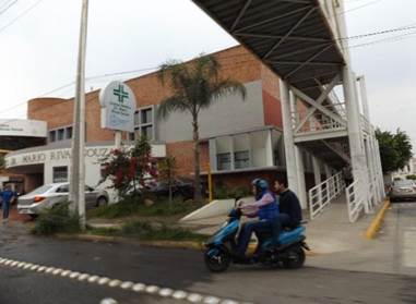 Puente peatonal ubicado en el cruce de Av Periférico y calle Monstañas Rocasollas en la esquina donde se ubica la Cruz Verde y estación de Bomberos
