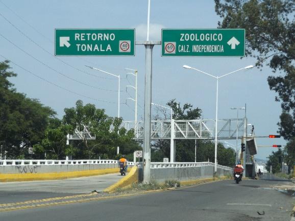 Ejemplo de puente peatonal sobre Anillo Periférico, borde urbano que se puede cruzar solo a través del uso de ellos lo que agudiza la desarticulación de los barrio cercanos