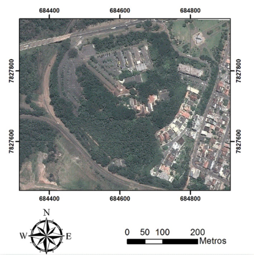 Imagem a�rea do campus da FUNCESI, ao centro, vista dos pr�dios e �rea verde. � esquerda limita-se pela rodovia, estrada de Ferro Vit�ria Minas e �rea de minera��o Vale. � direita limita-se com o Condom�nio Vila T�cnica do Are�o.