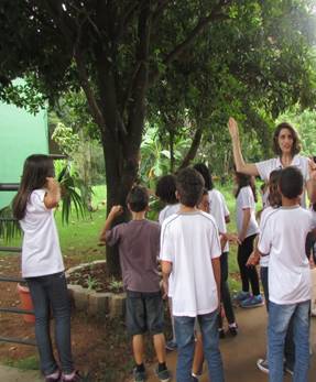  Alunos de escola particular participantes do projeto &ldquo;Trilha interpretativa no campus da Funcesi&rdquo;, acompanhados pelo coordenador do projeto na parada 9- �rvore Sapotizeiro. Itabira, MG. 2017.