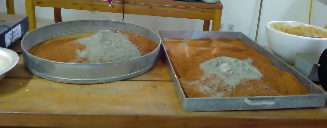 Mistura da composi&ccedil;&atilde;o solo-cimento.