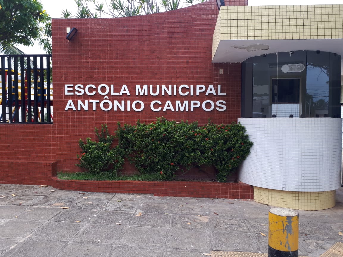 Fachada da Escola Municipal Ant&ocirc;nio Campos.