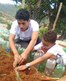 Alunos da Fundação Crê-Ser e membro do ESF participando do plantio da horta