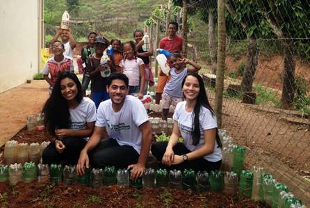 Finalização de mais um plantio com os alunos da Fundação Crê-Ser