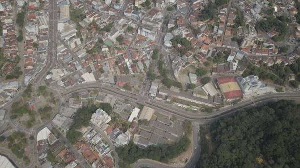 Imagem panor&acirc;mica da Avenida Carlos Drummond de Andrade, notar &aacute;rea urbanizada na margem direita do canal e na margem esquerda, o Parque Municipal Mata do Intelecto, Itabira (MG)