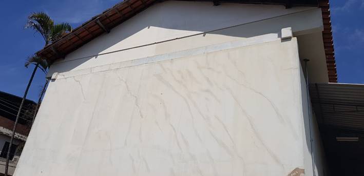 Fissuras inclinadas na alvenaria externa de veda&ccedil;&atilde;o.