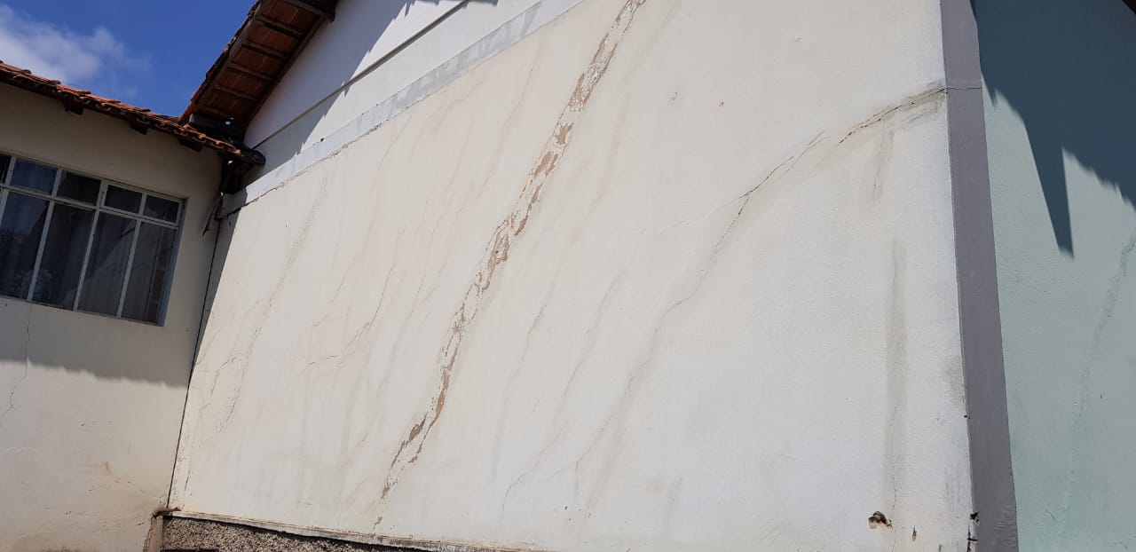 Fissuras inclinadas na alvenaria de veda&ccedil;&atilde;o externa.