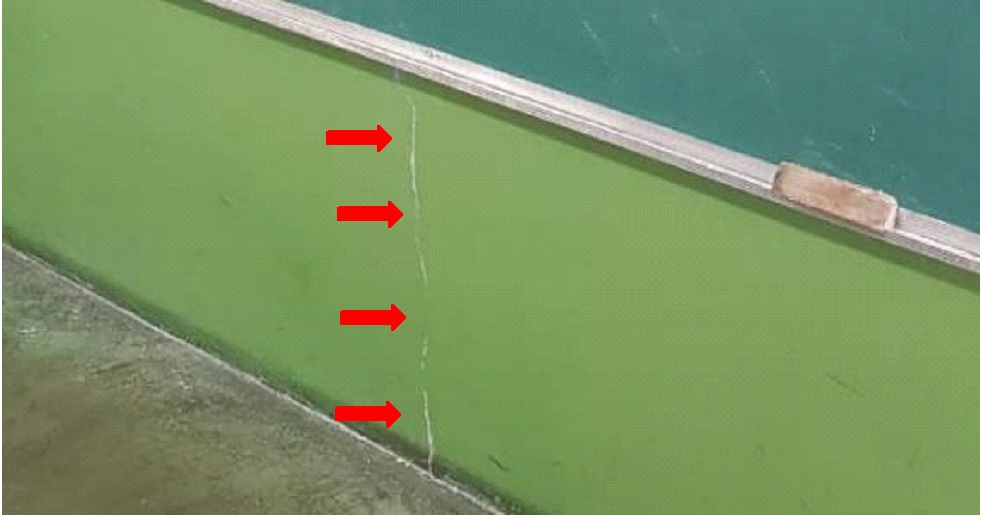 Fissura vertical em alvenaria na parte interna da sala.