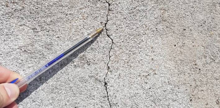 Detalhe da fissura vertical na alvenaria na parte externa da sala.