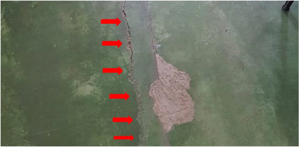 Rebaixamento da laje do pr&eacute;dio 2, observada na biblioteca.