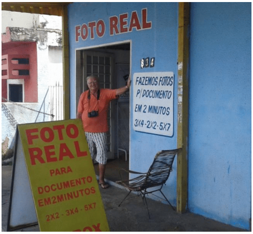 Antônio de Carvalho em sua loja.