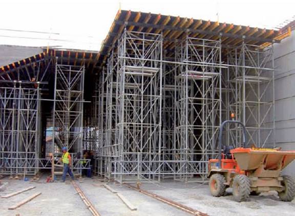 Torre metálica utilizada para pé direito alto/ duplo.
