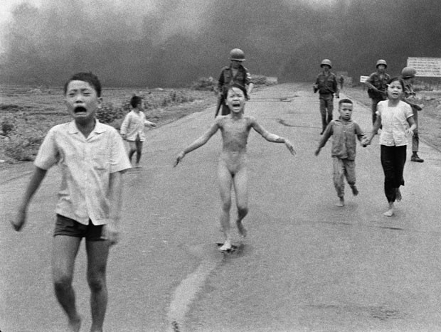 Imagem ic&ocirc;nica mostra menina vietnamita correndo nua ap&oacute;s o bombardeio de sua vila. A fotografia foi feita em 8 de junho de 1972 (Foto: Nick Ut/AP)