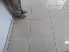 Mancha d&rsquo;&aacute;gua em cer&acirc;mica instalada na sala.