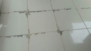 Manchas nas extremidades da placa cer&acirc;mica.