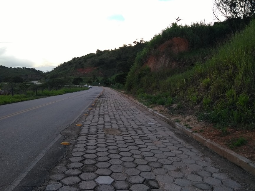 Pista de veículos e pista de caminhada