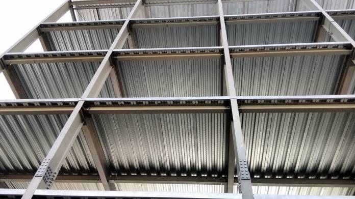 Aplicação de steel deck em vários andares