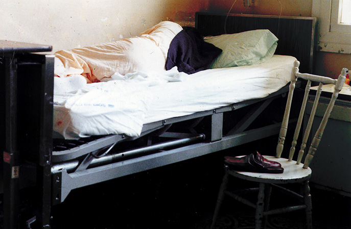 Entre 4 paredes (2011). Fotograf&iacute;a a color. Kodak film Gold Max ASA 100 sobre papel fotogr&aacute;fico Kodak.