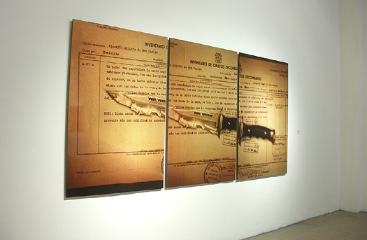 Tr&iacute;ptico. Pu&ntilde;al con empu&ntilde;adura color negro, 9 cm de longitud , 2 cm de ancho y 1 cm de espesor. Homicidio. 09 de noviembre de 1999 Juzgado penal de San Carlos / Poder Judicial