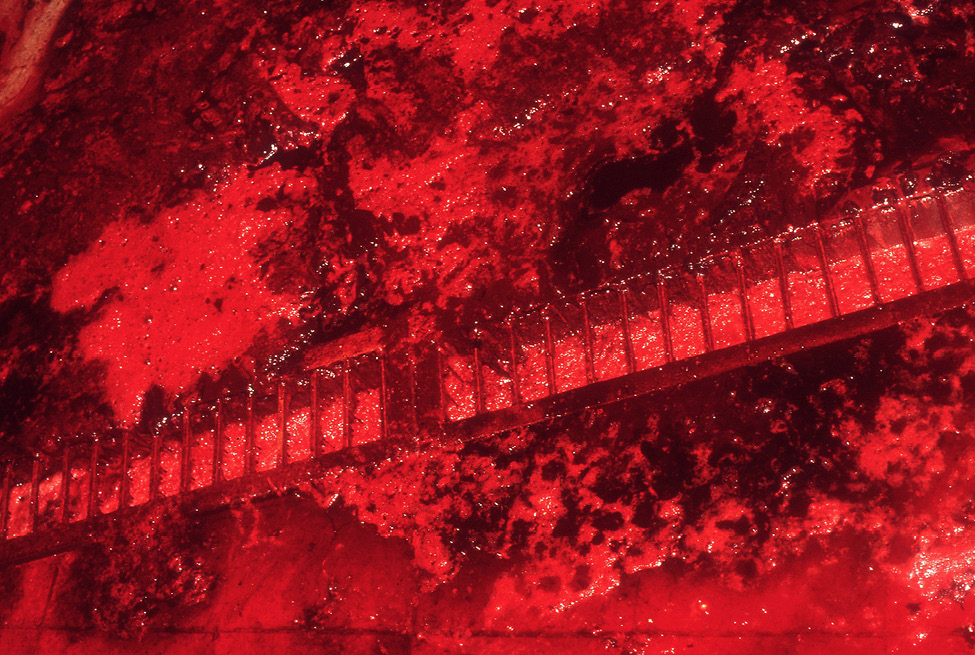 "Mataderos". Serie Roja (1998-1999). Fotograf&iacute;a a color.  Fuji Sensia film ASA 100