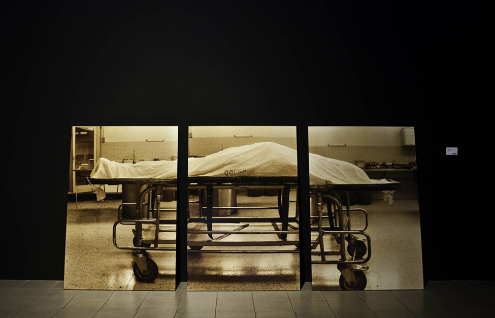 "Morgue". Serie Existencia (2002). Fotograf&iacute;a blanco y negro. Ilford film ASA 3200 sobre papel fotogr&aacute;fico Kodak.