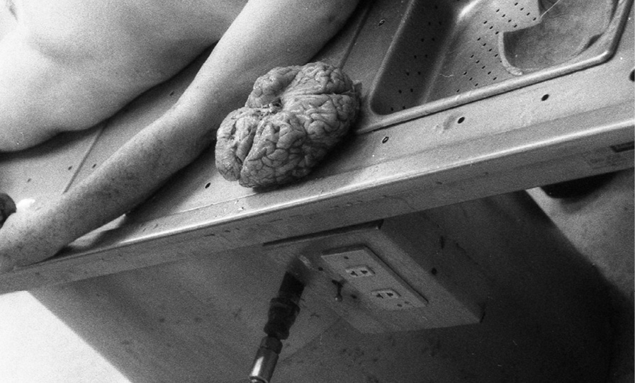 "Morgue". Serie Existencia (2002). Fotograf&iacute;a blanco y negro. Ilford film ASA 3200 sobre papel fotogr&aacute;fico Kodak.