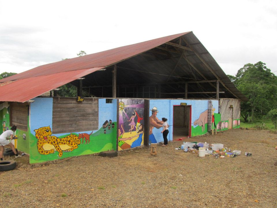 Grupo El Establo ejecutando el mural en el Saln Comunal de Moravia, Upala, Alajuela