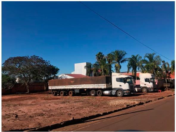 Camiones cargados en el centro urbano de Saltos del Guair&aacute; esperando el horario para iniciar el trayecto hacia la frontera seca con Brasil