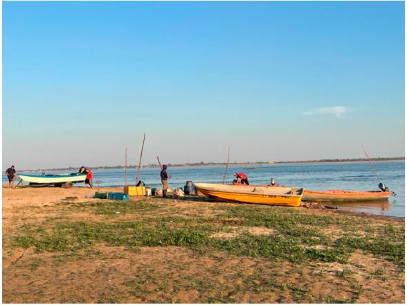 Embarcaciones peque&ntilde;as en la desembocadura del R&iacute;o Paraguay en el R&iacute;o Paran&aacute;, a pocos kil&oacute;metros de Pilar y frente a la ciudad argentina de Paso de la Patria, Provincia de Corrientes