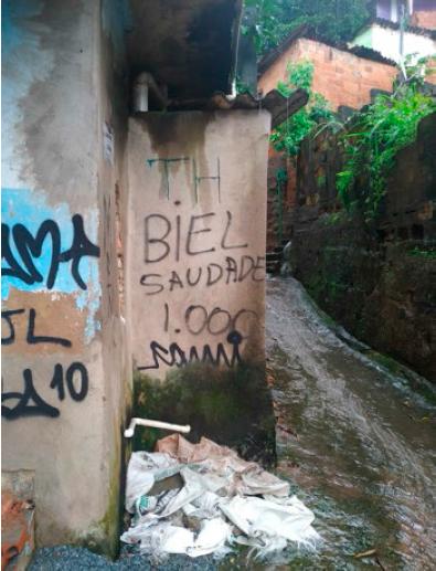 Homenagem a um jovem morto em 2015 nesse mesmo beco, no Morro do Papagaio, Belo Horizonte