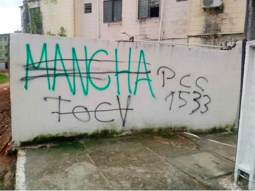 Muro de um conjunto habitacional de Maceió com pichações de torcidas riscadas e sobrepostas por pichação do PCC