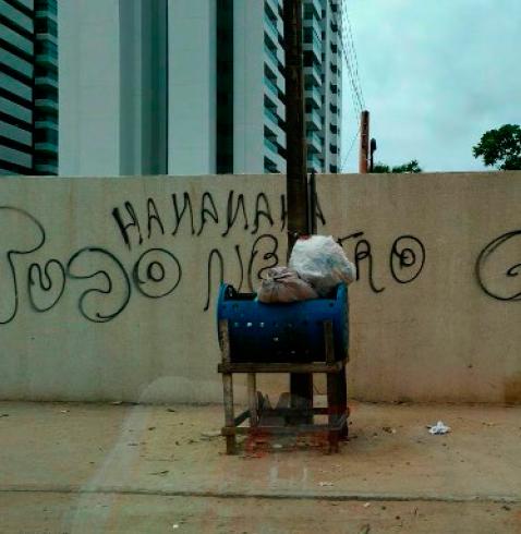 Pichação Tudo neutro - Bairro Guaxuma em Maceió