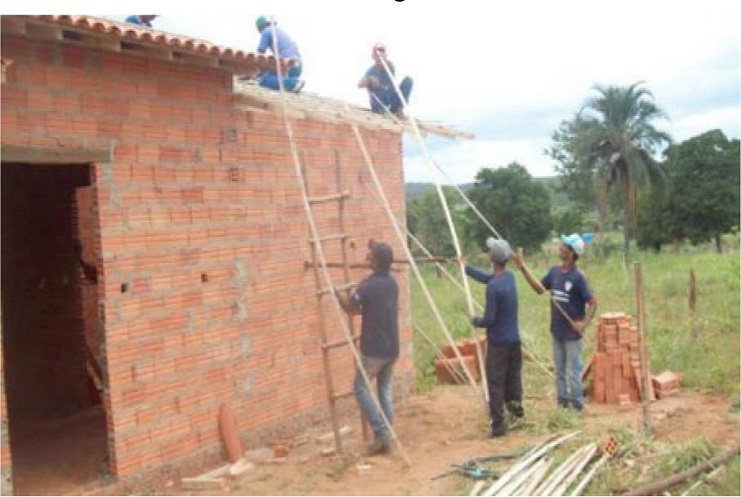 Mutir&atilde;o para cobertura de casa na comunidade geraizeira de Sobrado, Rio Pardo de Minas