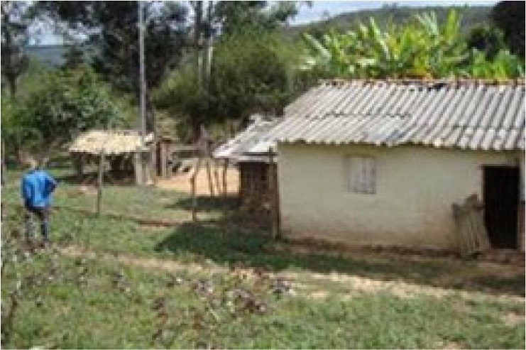 Casa geraizeira constru&iacute;da em adobe, com telha de barro e p&eacute; direito baixo