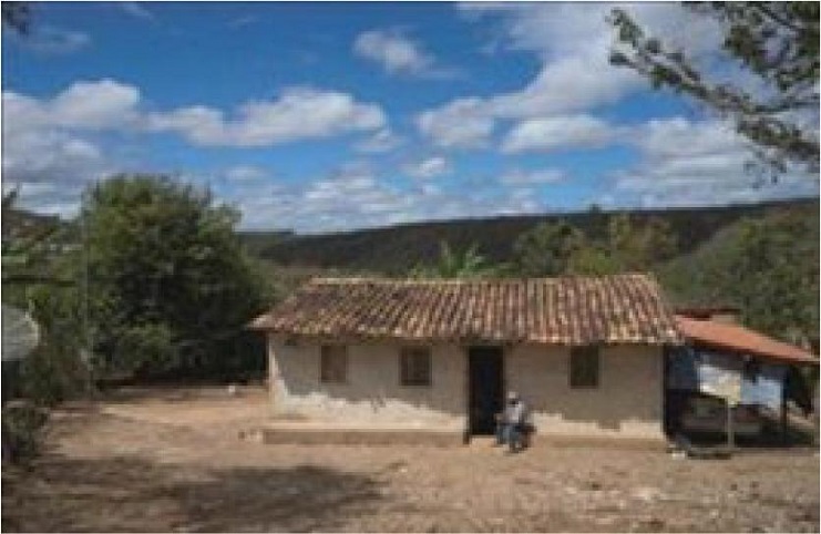 Casa geraizeira constru&iacute;da em adobe com telhado de amianto e p&eacute; direito baixo